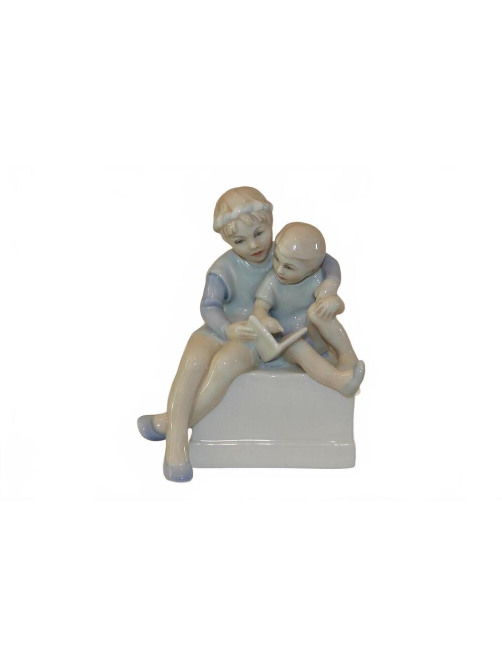 Royal Doulton Reflections Storytime HN 2765 Figurine 1987 Porcelain